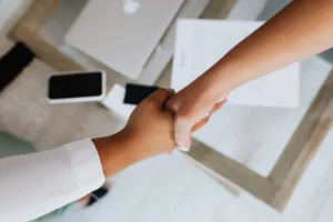 benefícios do SVA para provedores — aperto de mãos representando parceria