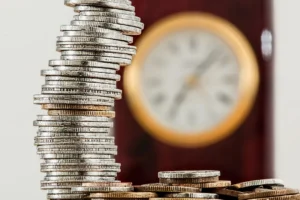 lucrar mais com SVA — moedas empilhadas representando crescimento